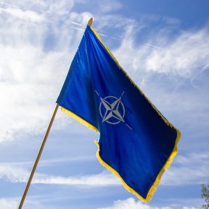 Drapel NATO cu franjuri