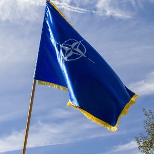 Drapel NATO cu franjuri