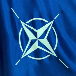 Drapel NATO cu franjuri