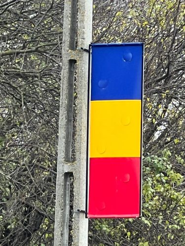 Drapel tricolor cu grilaj metalic